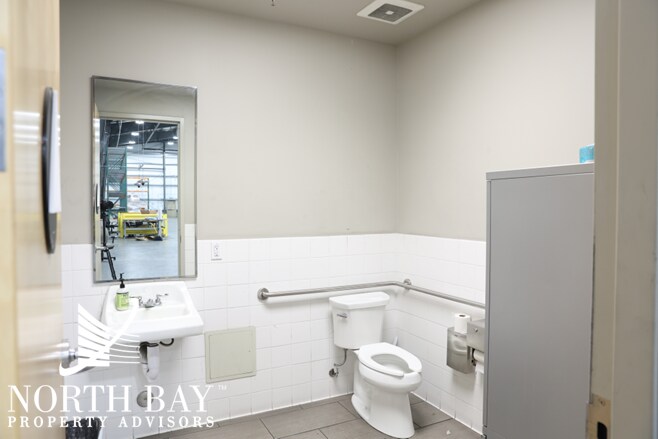More Photos Of 3300 N Laughlin Rd, Santa Rosa Warehouse For Lease