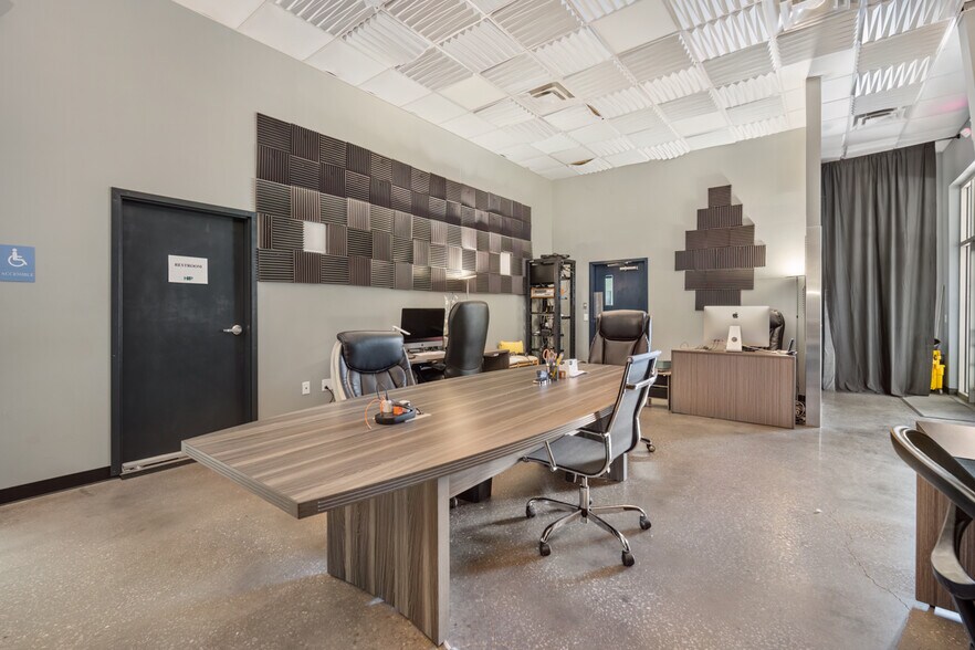 More Photos Of 2866 Roosevelt Blvd, Clearwater Showroom For Lease