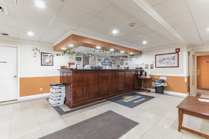 More Photos Of 127 Ontario Dr, Mount Hope Hotel For Sale