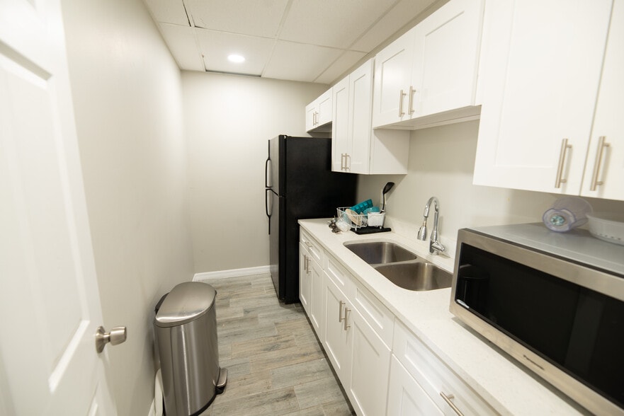 More Photos Of 5010 N Nebraska Ave, Tampa Light Distribution For Lease