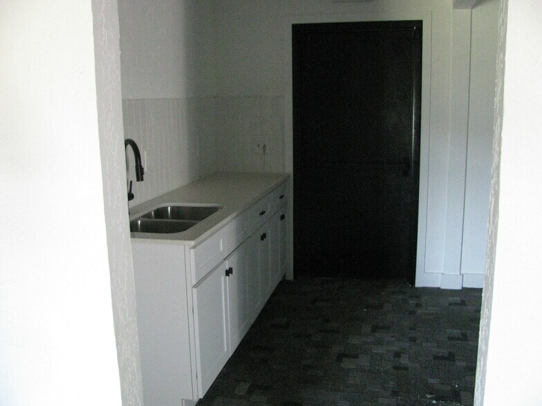More Photos Of 1002 W Gore Blvd, Lawton Office For Sale