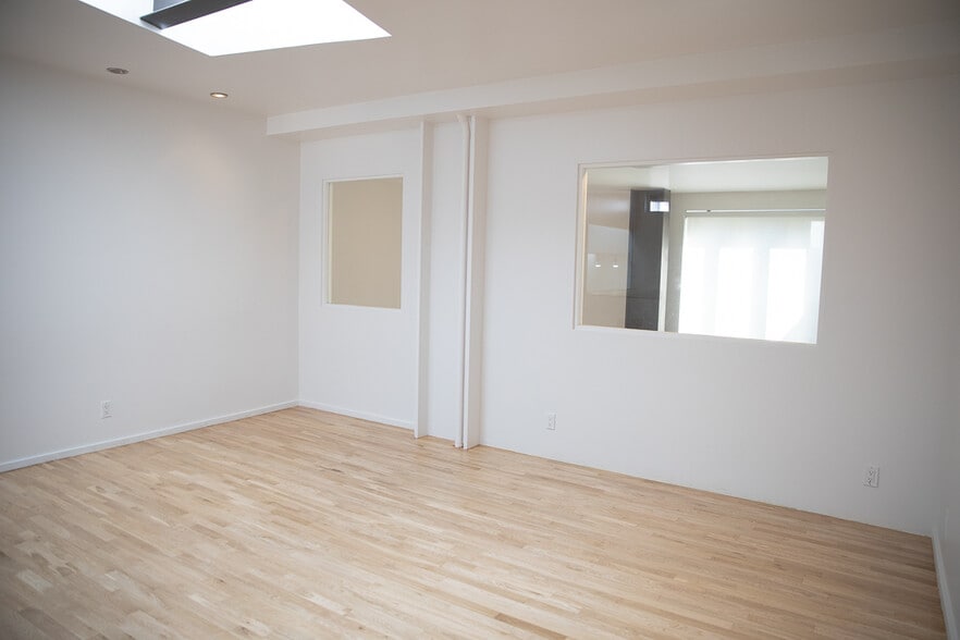 More Photos Of 70-72 Windward Ave, Venice General Retail For Lease