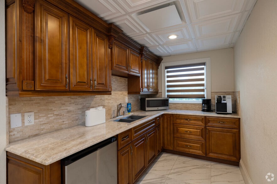 More Photos Of 5116 N Armenia Ave, Tampa Office For Lease