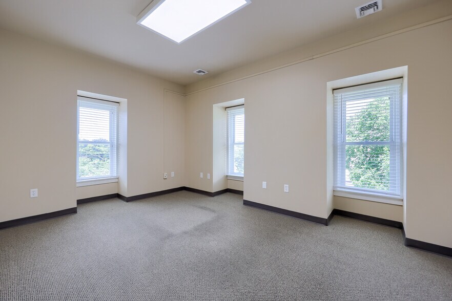 More Photos Of 390 E Main St, Ephrata Office For Sale