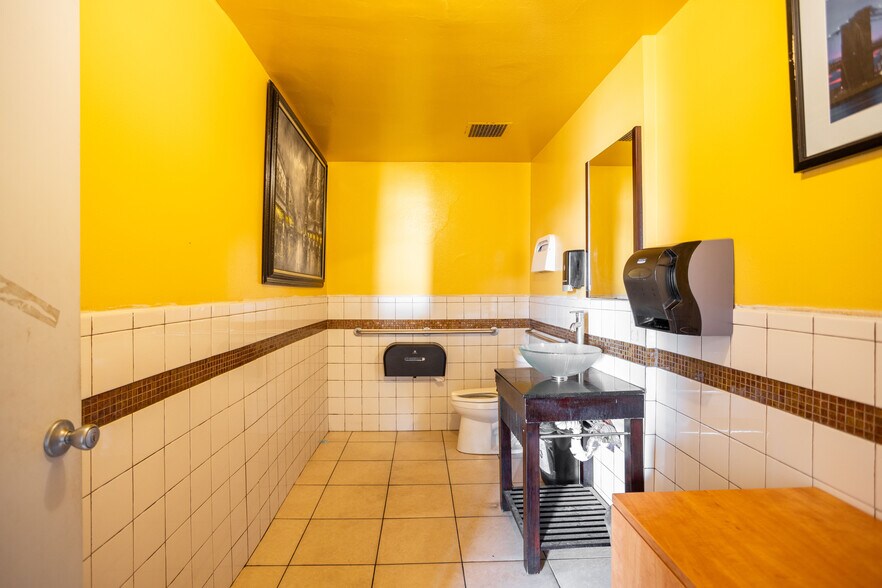 More Photos Of 8515 S La Cienega Blvd, Inglewood Warehouse For Lease