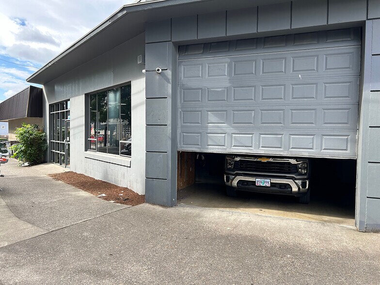 More Photos Of 535 NE 28th Ave, Portland Showroom For Lease