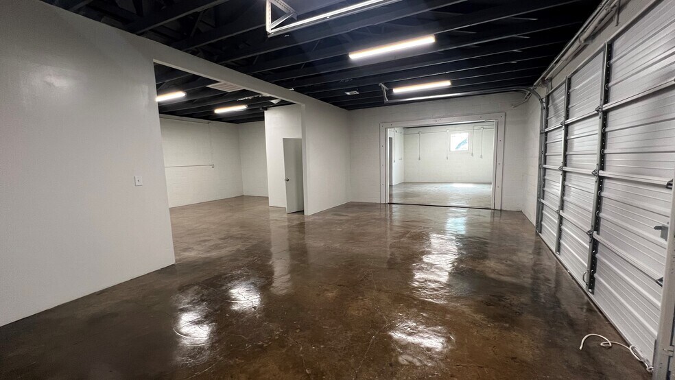 More Photos Of 2702 Manor Way, Dallas Flex For Lease