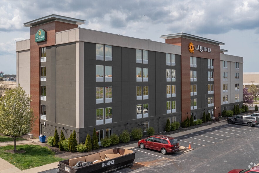 More Photos Of 25105 Country Club Blvd, North Olmsted Hotel For Sale