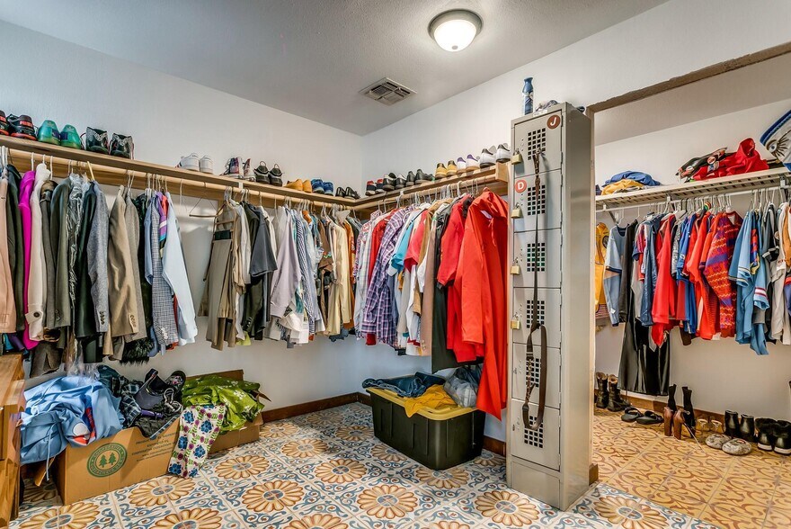 More Photos Of 220 W Lipan Dr, Lipan Religious Facility For Sale