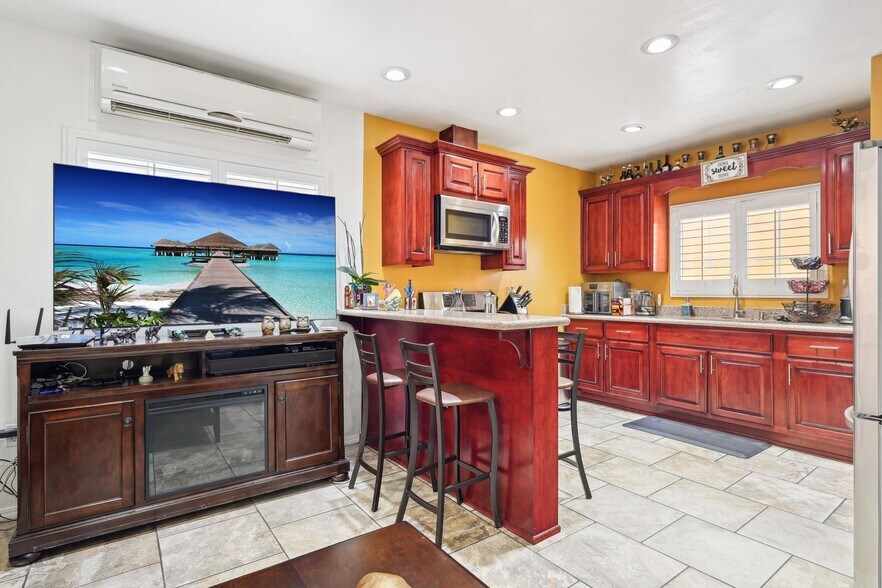 More Photos Of 10240 Atlantic Ave, South Gate Storefront For Sale