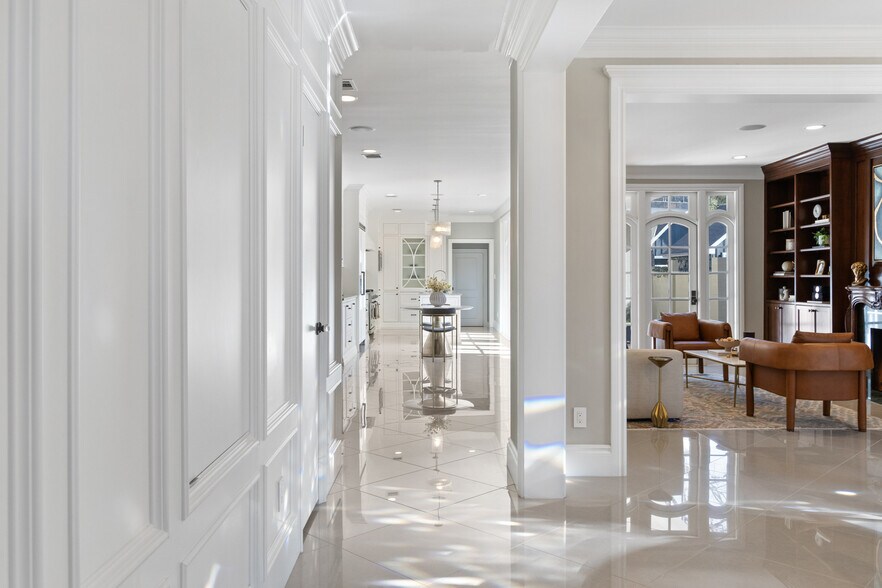 More Photos Of 1810 W 35th St, Austin Specialty For Sale