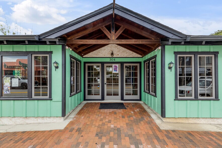 More Photos Of 304 Flagler Ave, New Smyrna Beach Storefront For Sale