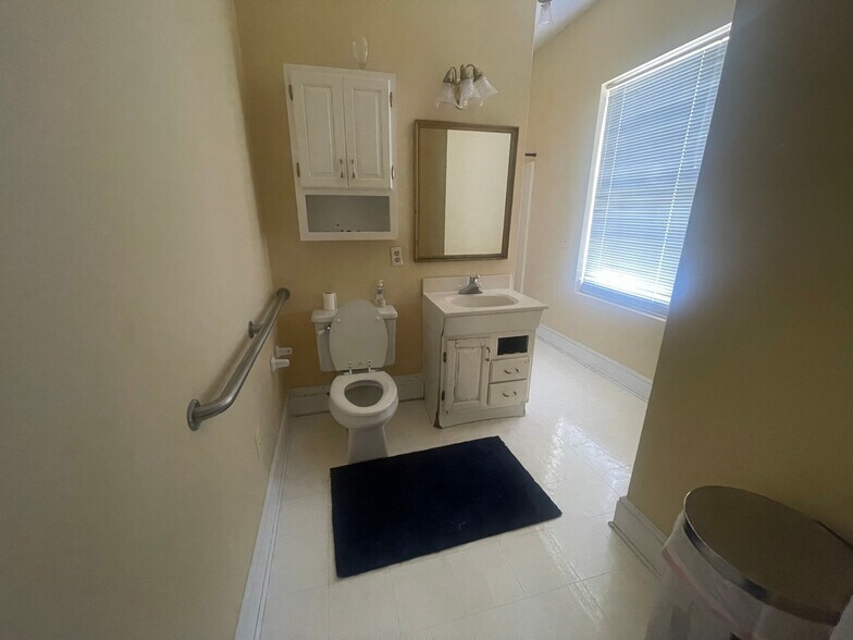 More Photos Of 116 Pine st, Elizabethtown Showroom For Sale