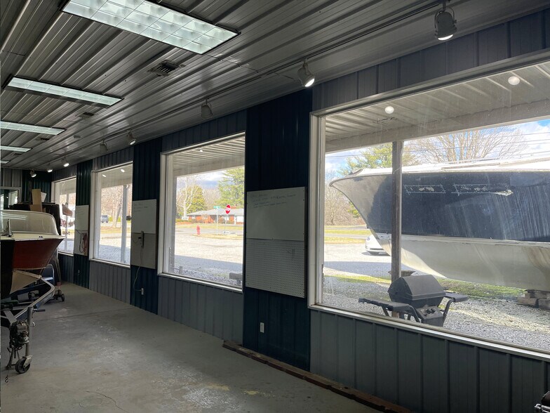 More Photos Of 653 Lakeway Dr, Russell Springs Showroom For Sale
