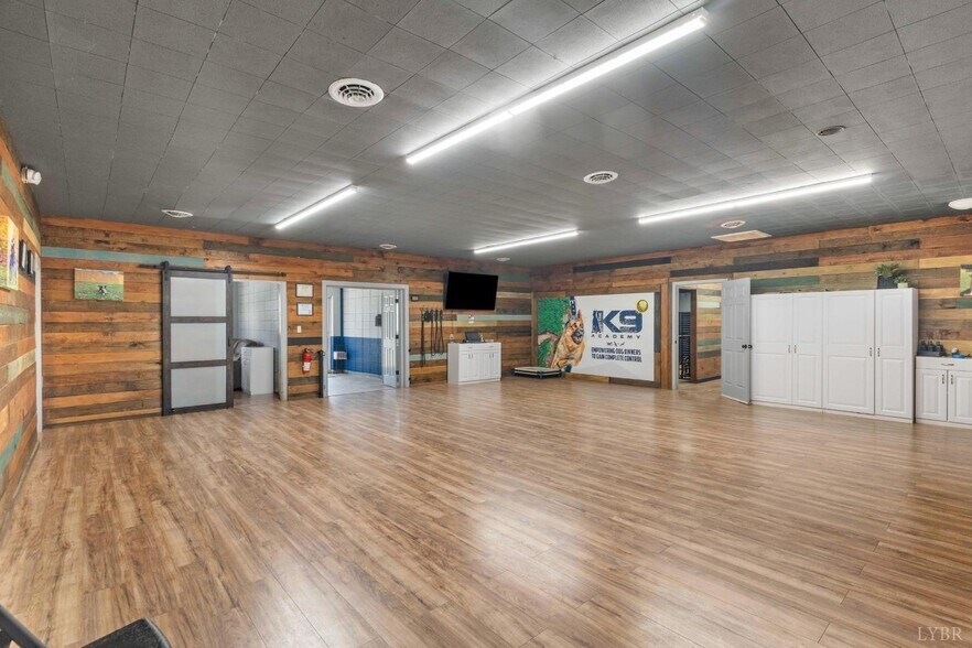 More Photos Of 273 Riverbend Rd, Altavista Showroom For Sale