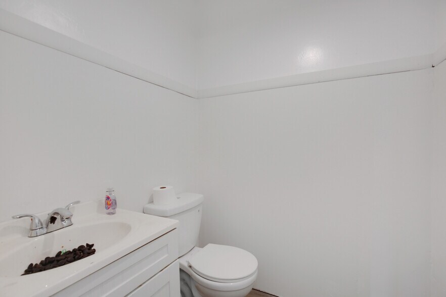 More Photos Of 8801-8805 S Stony Island Ave, Chicago Storefront For Sale