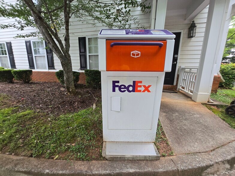 More Photos Of 140 Howard Ln, Fayetteville Office For Sale