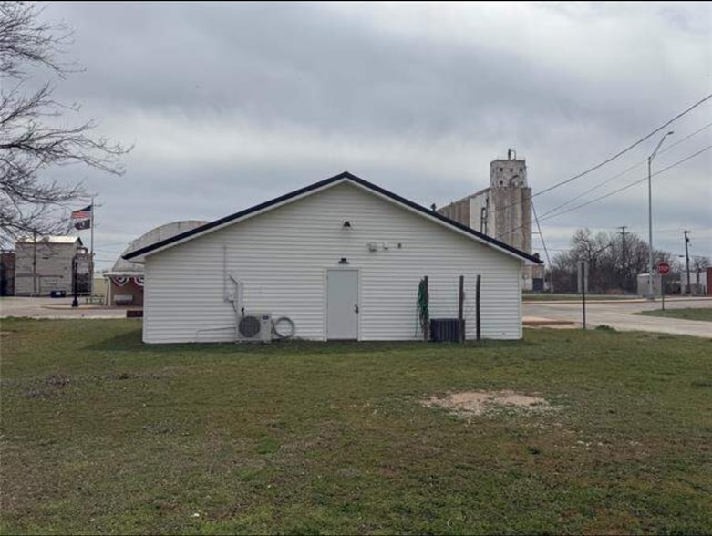 More Photos Of 101 E 3rd St, Burkburnett Office For Sale