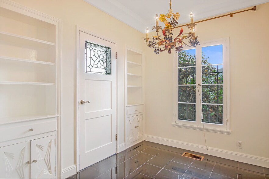 More Photos Of 1074 S Genesee Ave, Los Angeles Apartments For Sale