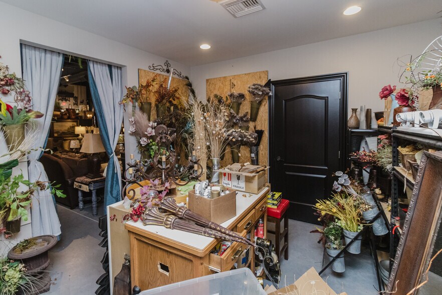 More Photos Of 736 N Andover Rd, Andover Storefront For Sale