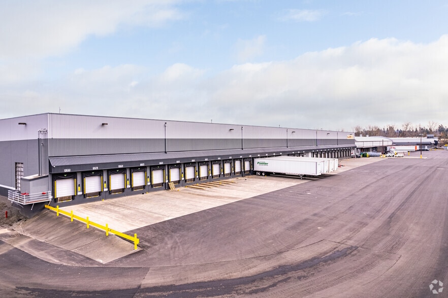 More Photos Of 6433 SE Lake Rd, Portland Distribution For Lease