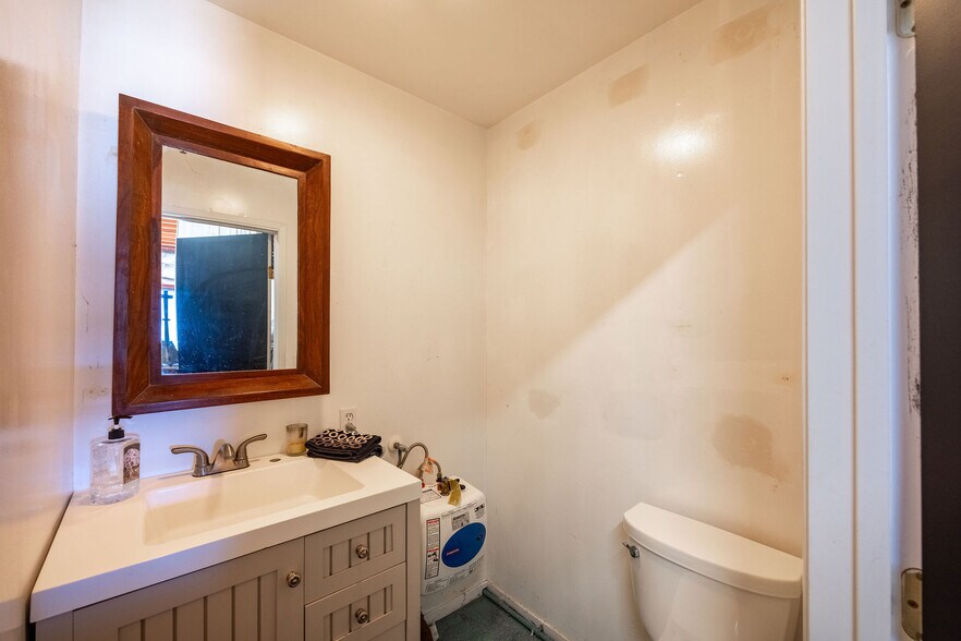 More Photos Of 207 Harvard Ave, Half Moon Bay Warehouse For Sale