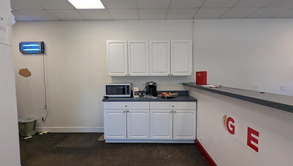 More Photos Of 717 Longfellow St, Woodbine Warehouse For Lease