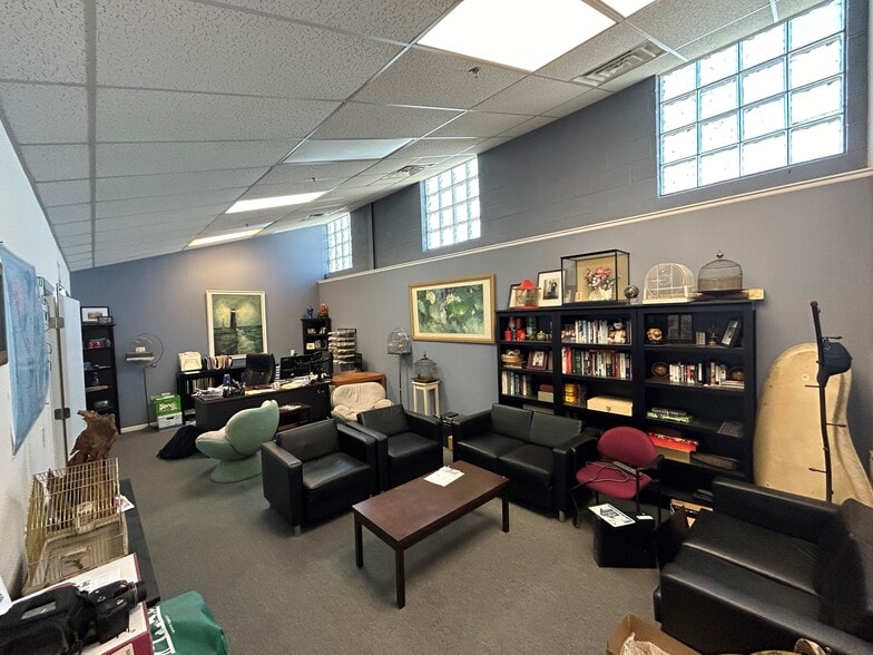 More Photos Of 224 N Maplewood Ave, Chicago Warehouse For Lease