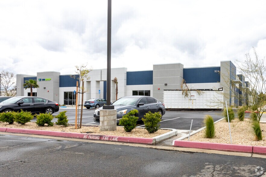 More Photos Of 918 N Temperance Ave, Clovis Office For Sale