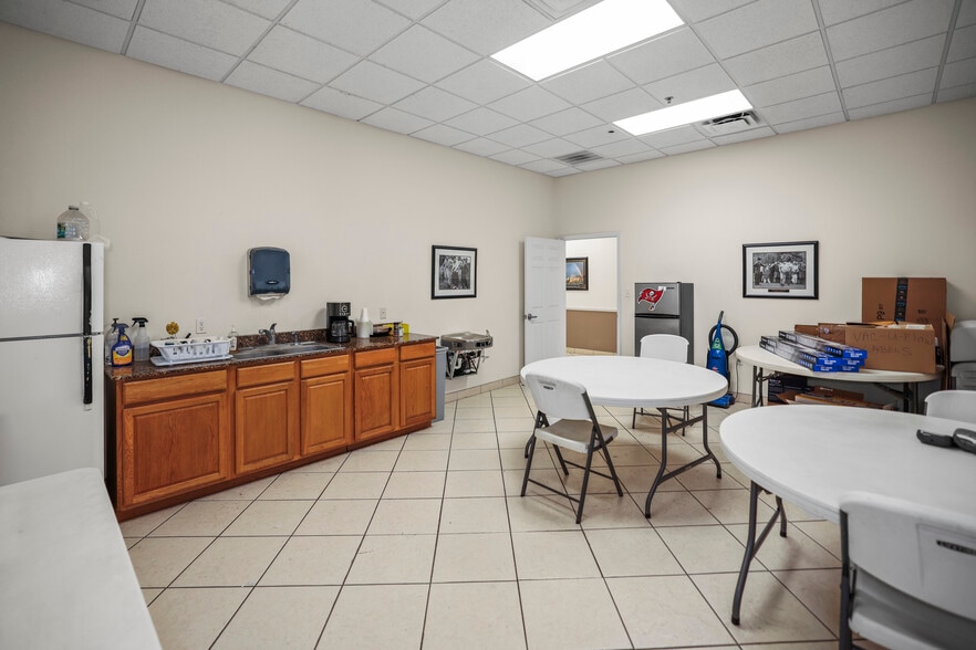 More Photos Of 1555 Sunshine Dr, Clearwater Warehouse For Sale