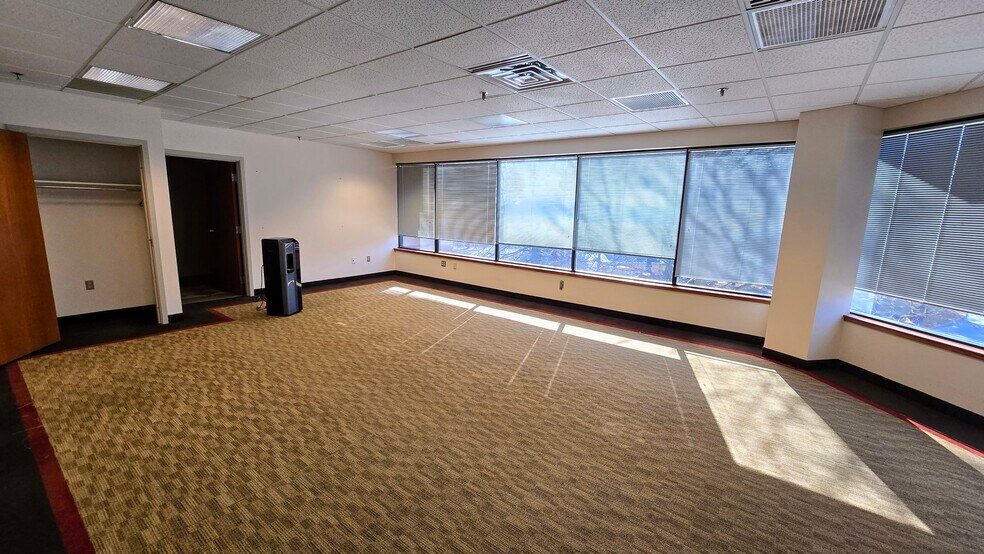 More Photos Of 255 Business Center Dr, Horsham Township Office For Lease