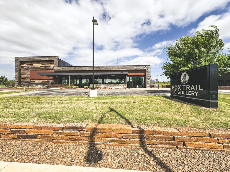 More Photos Of 2121 S Bellview Rd, Rogers Freestanding For Lease