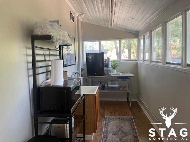 More Photos Of 903 N Elm St, Denton Office For Lease