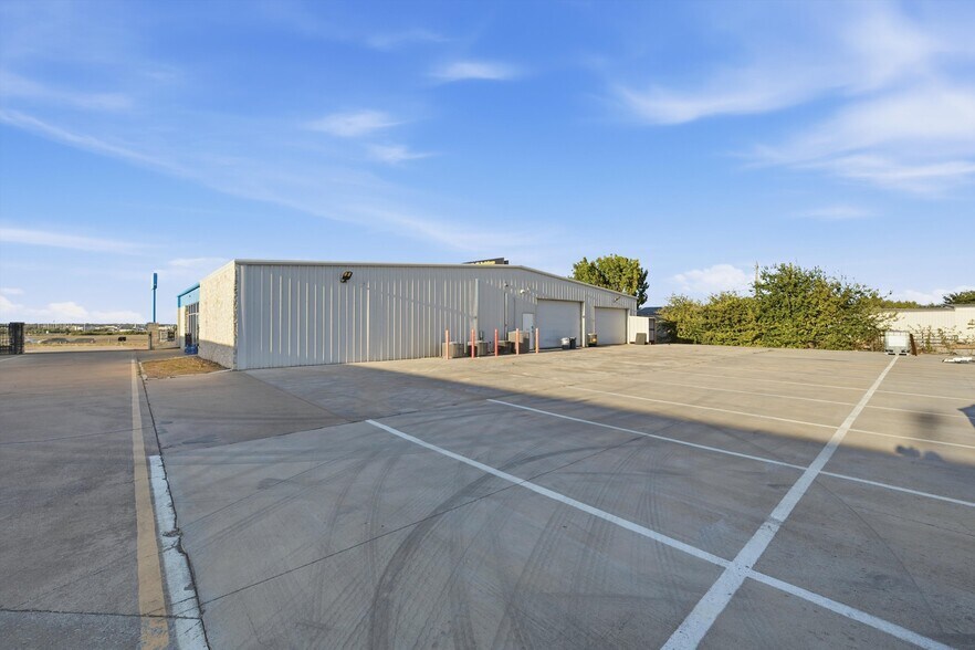 More Photos Of 4980 S Loop 340, Robinson Showroom For Lease