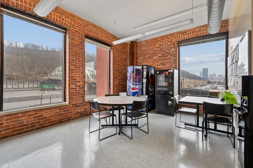 More Photos Of 2828-2840 Liberty Ave, Pittsburgh Office For Lease
