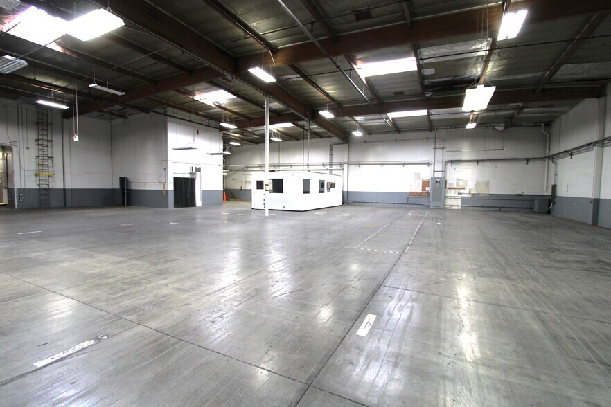 More Photos Of 133 - 135 E Maple Ave, Monrovia Warehouse For Lease