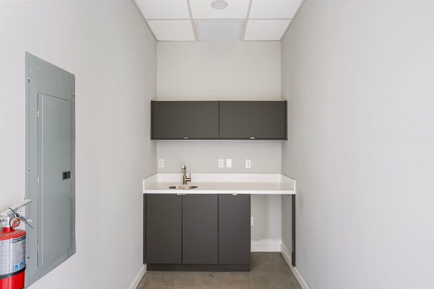 More Photos Of 1711 Amazing Way, Ocoee General Retail For Lease