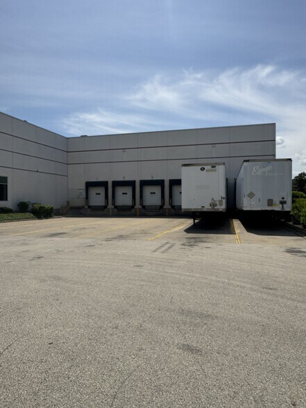 More Photos Of 880 N Wood Dale Rd, Wood Dale Warehouse For Lease