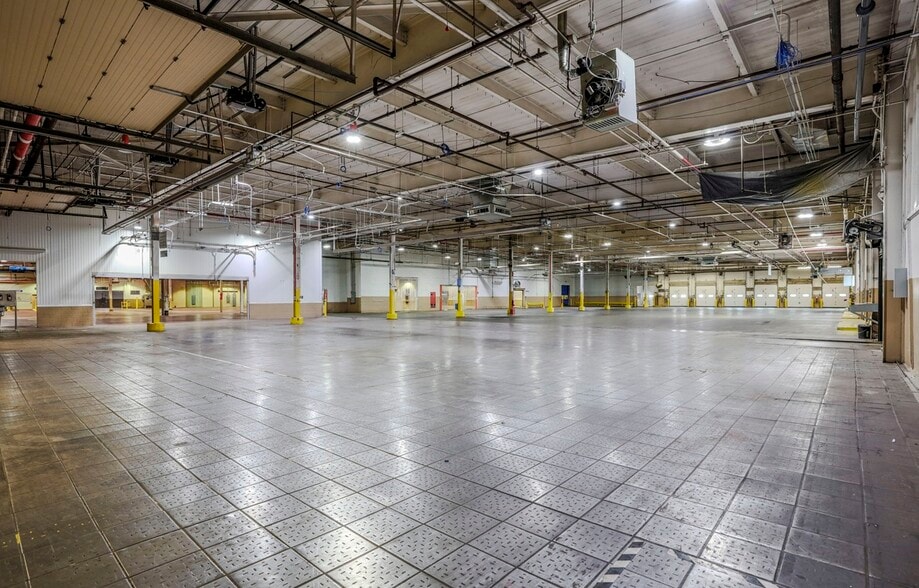 More Photos Of 2929 N Shadeland Ave, Indianapolis Manufacturing For Sale