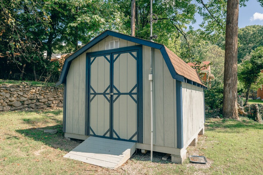 More Photos Of 3042 Brambleton Ave, Roanoke Office Residential For Sale