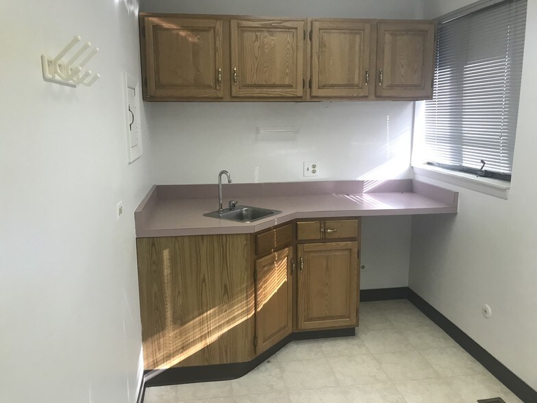 More Photos Of 1240-1290 Bamburg Ct, Hanover Park Medical For Lease