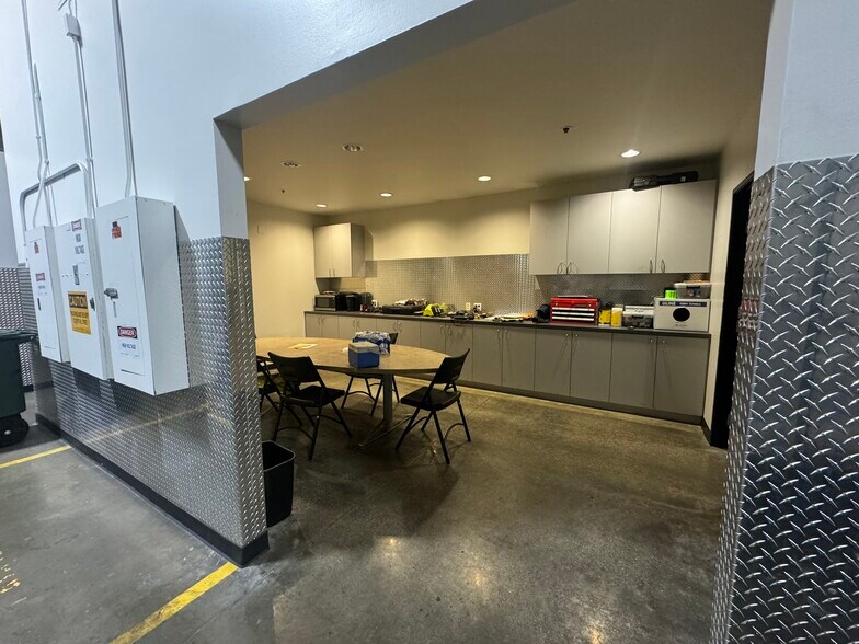 More Photos Of 2828 Junipero Ave, Signal Hill Distribution For Lease