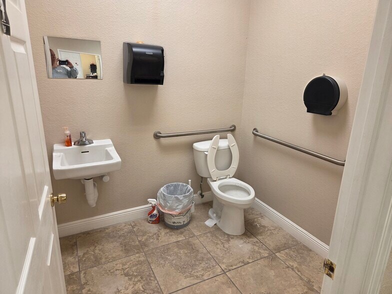 More Photos Of 6391 Corporate Park Cir, Fort Myers Light Distribution For Lease