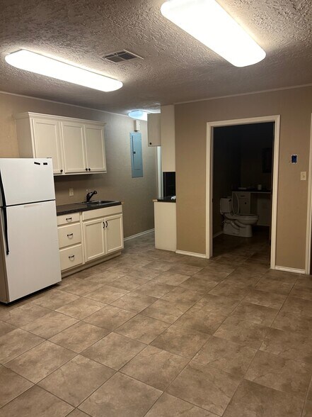 More Photos Of 1920 NW Cache Rd, Lawton Storefront Retail Office For Lease