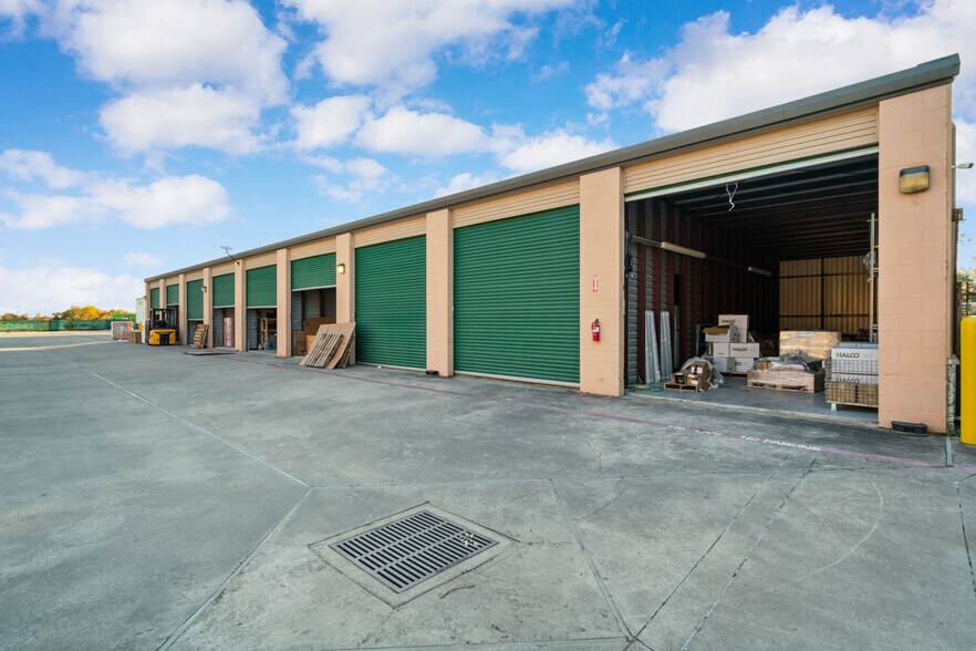 More Photos Of 207 W Archer Rd, Baytown Warehouse For Sale