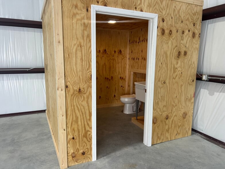 More Photos Of 201 N Palm St, Jesup Warehouse For Lease