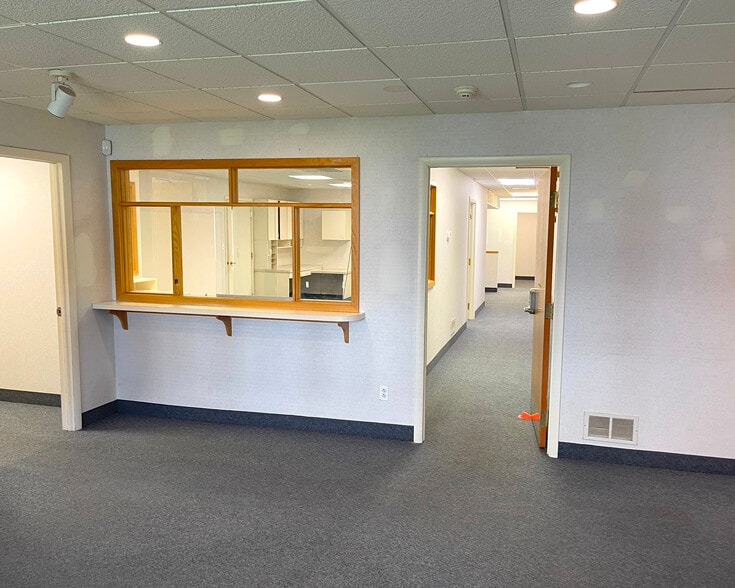More Photos Of 800 Coventry Dr, Phillipsburg Office For Sale