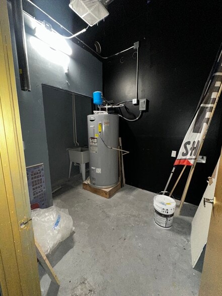 More Photos Of 12030 Bandera Rd, Helotes General Retail For Sale