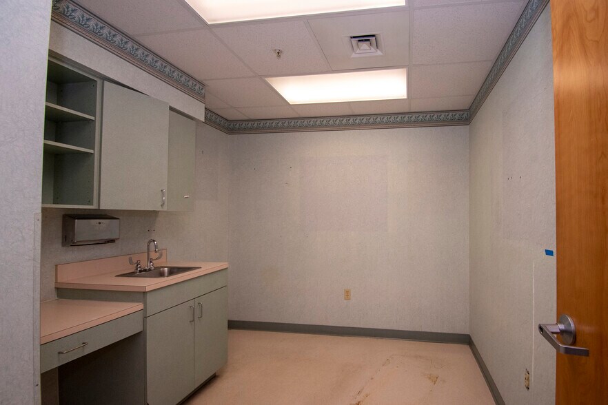 More Photos Of 2525 Harbor Blvd, Port Charlotte Medical For Lease