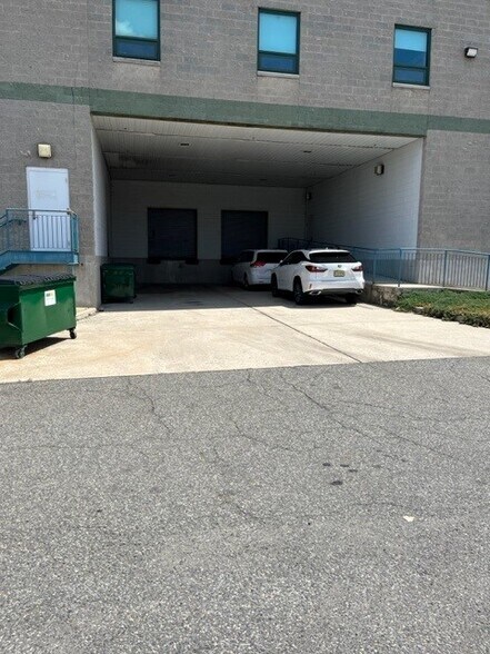 More Photos Of 685 Gotham Pky, Carlstadt Warehouse For Lease